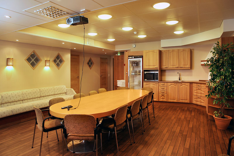 <p>Meeting room in the basement for max. 12 persons.</p>